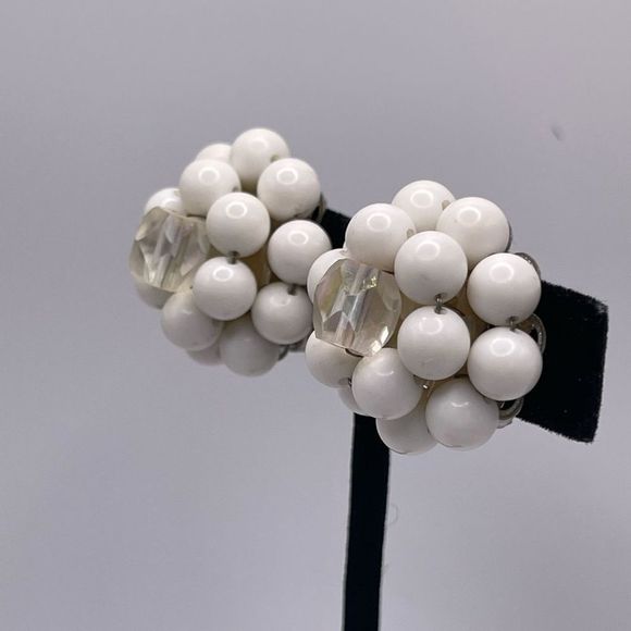 Vintage White Beaded Granny Chic Clip On earrings signed Japan - Picture 4 of 5